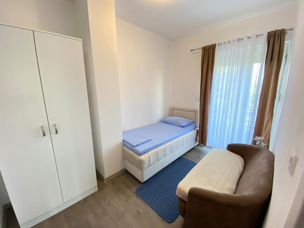 Home Mia Airport Podgorica Bagian luar foto